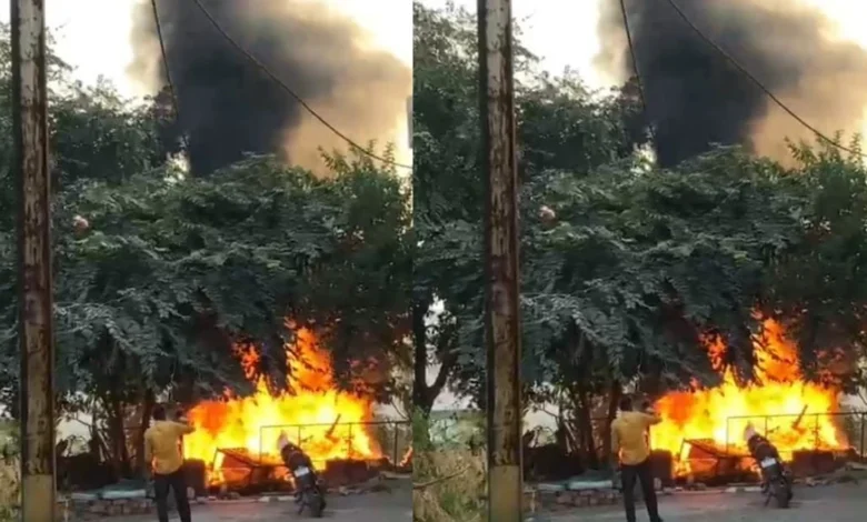 झगड़े से तंग पत्नी पहुंची थाने, गुस्साए पति ने घर के सामान में लगा दी आग.. 1 27 11 2024 naidunia fir egwalior kjk