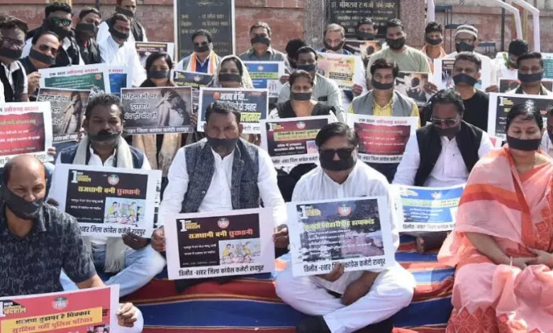 घड़ी चौक पर कांग्रेस का अनोखा प्रदर्शन, काले पट्टी और कार्टून बैनरों से जताया विरोध 1 4229158 untitled 52 copy