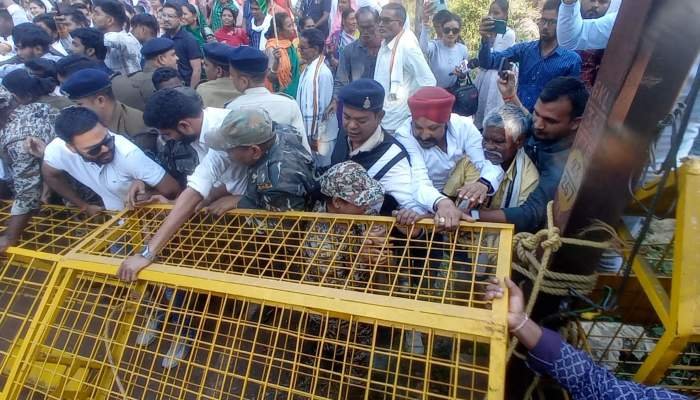 कांग्रेसियों ने कलेक्ट्रेट का घेराव, पुलिस से जमकर हुई धक्का मुक्की 1 ctet 7