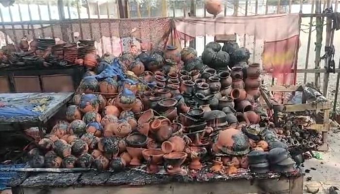 Video of arson goes viral: सिरफिरे युवक ने मचाया तांडव, ठेले और गुमटियों पर लगाई आग 1 Video of arson goes viral: सिरफिरे युवक ने मचाया तांडव, ठेले और गुमटियों पर लगाई आग