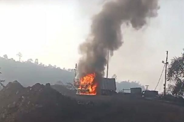 fire in trailer vehicle: मानिकपुर कोल में बड़ा हादसा, कोयला लोड करते समय ट्रेलर में लगी आग