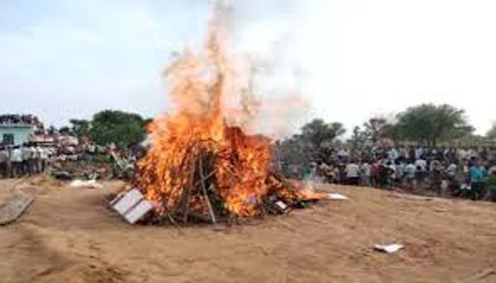 Funeral of the Martyrs: शहीद जवान का गांव में नहीं होने दिया अंतिम संस्कार, नक्सलवाद छोड़ बने थे पुलिस के जवान