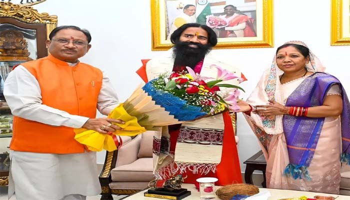 Baba Ramdev in Raipur: बाबा रामदेव ने सीएम साय और स्पीकर रमन सिंह से की सौजन्य मुलाकात