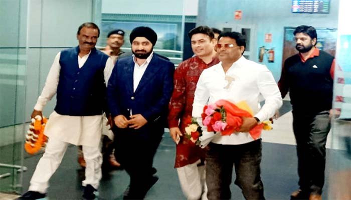 CG: BCCI के नए कोषाध्यक्ष बनने के बाद प्रभतेज सिंह भाटिया पहुंचे रायपुर, एयरपोर्ट पर किया गया भव्य स्वागत