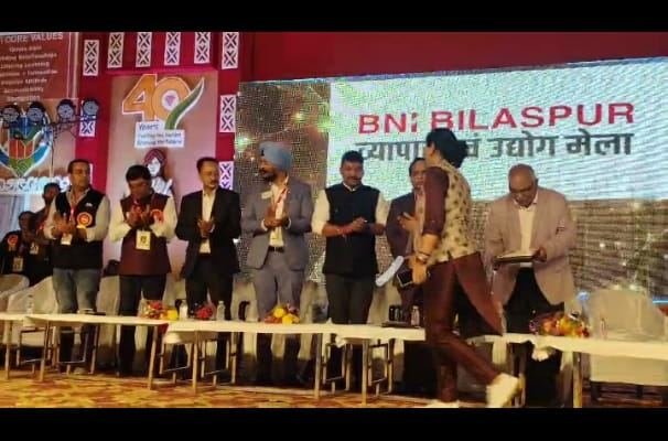 BNI Trade & Industry Fair: BNI व्यापार एवं उद्योग मेले में बेलतरा विधायक हुए शामिल, शहीद परिवारों का किया गया सम्मान