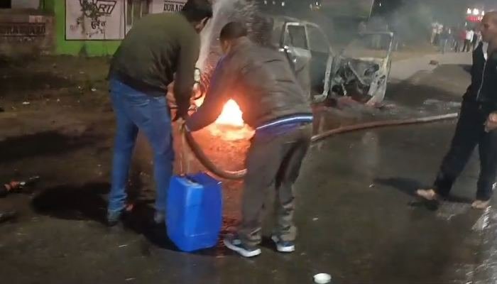 fire in moving car: चलती कार में लगी भीषण आग, चालक ने कूदकर बचाई जान