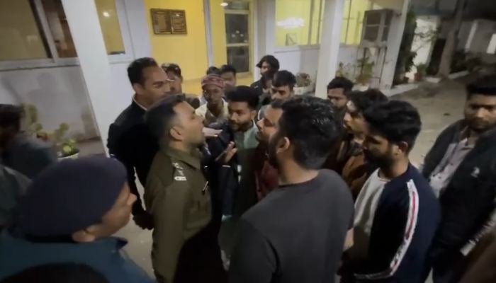 Dispute between B.Tech students: बीटेक छात्रों के बीच विवाद, एक पक्ष ने पुलिस पर भी मारपीट का लगाया आरोप 1 Dispute between B.Tech students: बीटेक छात्रों के बीच विवाद, एक पक्ष ने पुलिस पर भी मारपीट का लगाया आरोप
