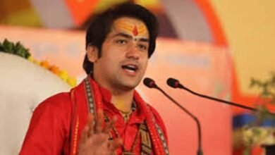 Bageshwar Dham VS Congress: कांग्रेस ने पंडित धीरेन्द्र शास्त्री को कहा मीडिया भक्त, डबल इंजन वाली सरकार के लिए शर्म की बात