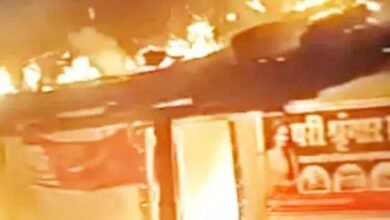 Gas cylinder exploded: घर में देर रात फटा गैस सिलेंडर, सो रहे लोगों ने भागकर बचाई जान