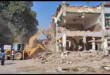 Bulldozer in the hospital: हॉस्पिटल पर राजनीति हावी, 100 साल पुराने मिशन अस्पताल में चला बुलडोजर