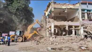 Bulldozer in the hospital: हॉस्पिटल पर राजनीति हावी, 100 साल पुराने मिशन अस्पताल में चला बुलडोजर