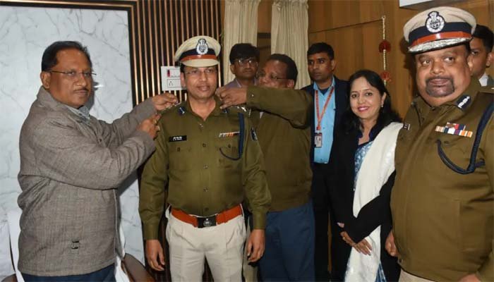 IPS promotion: सीएम साय ने एसपी को पहनाया नया बैज, प्रमोट हुए SP शशिमोहन सिंह 1 IPS promotion: सीएम साय ने एसपी को पहनाया नया बैज, प्रमोट हुए SP शशिमोहन सिंह