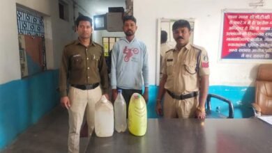 Police action: 12 लीटर महुआ शराब जब्त, 1 आरोपी गिरफ्तार