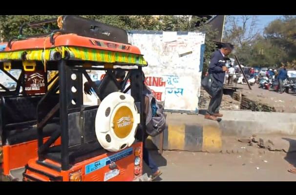 auto driver's hooliganism: रेलवे स्टेशन में ऑटो चालक की गुंडागर्दी, सवारी को सरेआम पीटा