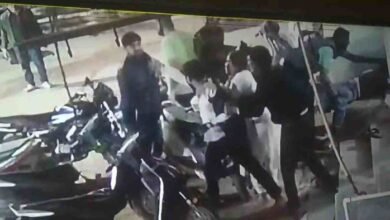 Murder in Kharsia: दो पक्षों के बीच जमकर मारपीट, मौत के बाद रहवासियों का थाने में हंगामा