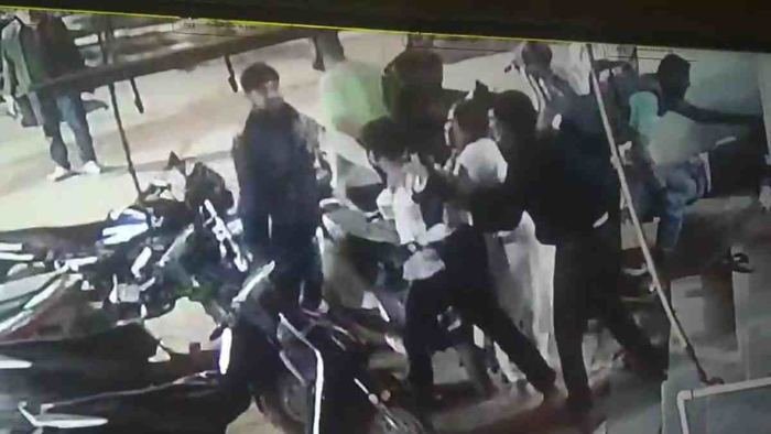 Murder in Kharsia: दो पक्षों के बीच जमकर मारपीट, मौत के बाद रहवासियों का थाने में हंगामा