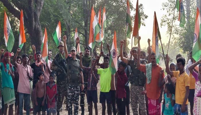 Tricolor hoisted in Naxalgarh: बस्तर संभाग के 26 गांवों में पहली बार लहराया तिरंगा, नक्सल उन्मूलन अभियान की सफलता से बदली तस्वीर