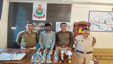 Arrested for selling liquor: गणतंत्र दिवस के दिन शराब बेचते 2 आरोपी गिरफ्तार, 115 पाव देशी-विदेशी शराब जब्त