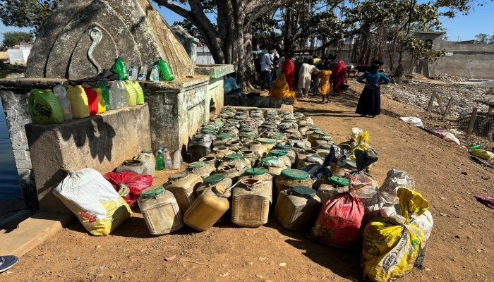 AABKARI ACTION: तालाब किनारे महुआ शराब बना रहे शराब माफिया, आबकारी अफसरों ने मारी रेड