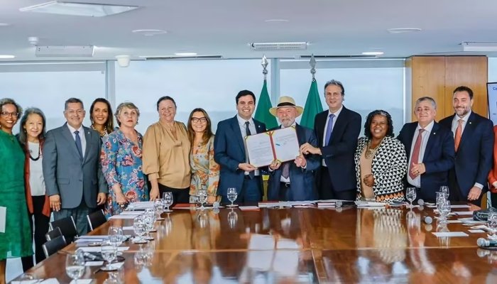 Brazil ने स्कूलों में स्मार्टफोन पर बैन लगाया, इस वजह से लिया फैसला