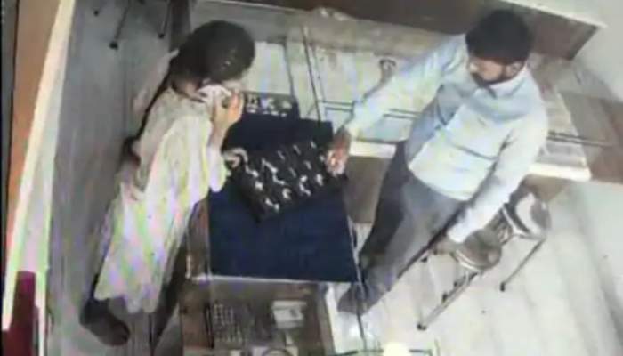 Theft in jeweler's shop: सराफा दुकान खरीददार बनकर पहुंचा चोर, 10 अंगूठियां हाथ में पहनी और फरार हुआ