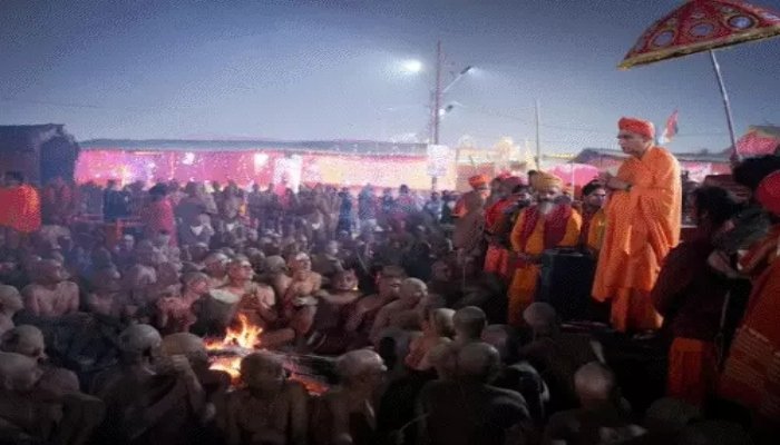 MAHAKUMBH: आधी रात नागा संन्यासियों ने ली दीक्षा, बम की सूचना पर सर्चिंग 1 MAHAKUMBH: आधी रात नागा संन्यासियों ने ली दीक्षा, बम की सूचना पर सर्चिंग