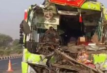 Major road accident in Mahasamund: बस ने ट्रक को मारी जोरदार टक्कर, 6 माह की बच्ची की मौत, 19 यात्री घायल