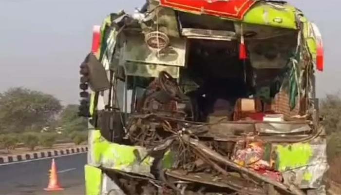 Major road accident in Mahasamund: बस ने ट्रक को मारी जोरदार टक्कर, 6 माह की बच्ची की मौत, 19 यात्री घायल