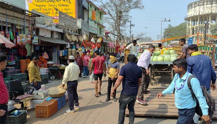 Corporation's action: अतिक्रमण पर कार्रवाई, 12 ठेले जब्त