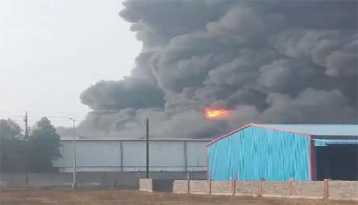 Huge fire at paint plant: पेंट प्लांट में भीषण आग, रुक-रुक कर हो रहा ब्लास्ट, कई लोगों के फंसे होने की आशंका