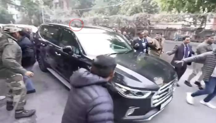 Delhi Election Controversy: केजरीवाल की गाड़ी पर पत्थरबाजी, BJP-AAP आमने-सामने 1 Delhi Election Controversy: केजरीवाल की गाड़ी पर पत्थरबाजी, BJP-AAP आमने-सामने