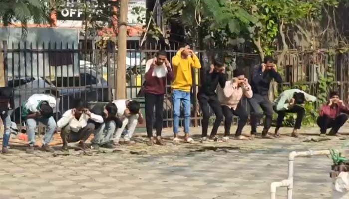 Class of scoundrels: पुलिस ने ली चाकूबाजों की क्लास, उठक-बैठक कराकर दी चेतावनी