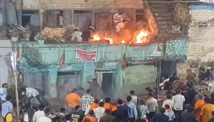 Fire in Bilaspur: भाजपा की विजय रैली के दौरान बारदाना गोदाम में लगी आग, बड़ा हादसा टला 1 Fire in Bilaspur: भाजपा की विजय रैली के दौरान बारदाना गोदाम में लगी आग, बड़ा हादसा टला