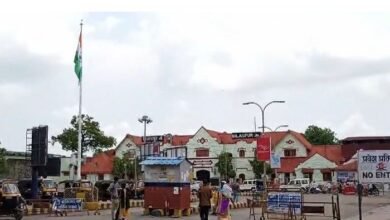 Bilaspur Railway News: रेलवे स्टेशन में पुनर्विकास कार्य जारी, एडीआरएम और सीनियर डीसीएम ने किया निरीक्षण