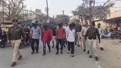 Major action by police: चाकूबाजी के 7 आरोपियों का पुलिस ने निकाला जुलूस, छट्ठी कार्यक्रम में घुसकर 3 लोगों को मारा था चाकू