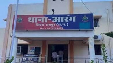 Liquor in Election: महिला प्रत्याशी का पति बांट रहा था शराब, ग्रामीणों ने पकड़कर किया पुलिस के हवाले