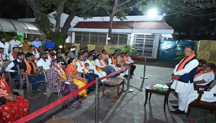 CM Sai's greetings: सीएम साय ने की 15 पार्षदों से मुलाकात, देर रात दी बधाई