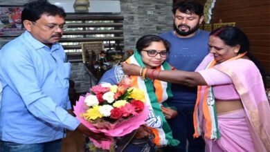 Municipal body elections: भाजपा जिला अध्यक्ष की बेटी ने थामा कांग्रेस का दामन, विधायक ने कांग्रेस में कराया प्रवेश