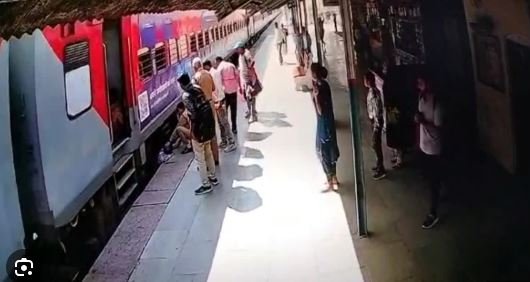 चलती ट्रेन पर चढ़ रहा था यात्री प्लेटफॉर्म और ट्रेन के बीच गिरा, सहायक उप निरीक्षक ने बचाई जान 1 Capture 91