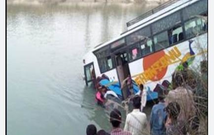 रफ्तार का कहर, तेज रफ्तार बस ट्रक से जा टक्कराई, 5 की मौत, 26 घायल.. 1 Capture 96