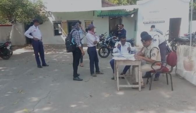 यातायात विभाग का आकस्मिक चेकिंग अभियान जारी, स्कूली छात्रों को रोकने पर उठे सवाल 1 यातायात
