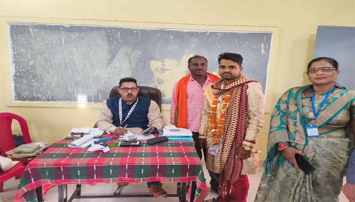 Three-tier Panchayat elections: दूल्हे ने डाला वोट, मतदान के प्रति लोगों को किया जागरूक 1 Three-tier Panchayat elections: दूल्हे ने डाला वोट, मतदान के प्रति लोगों को किया जागरूक