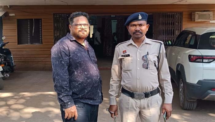 Police action: कम्प्यूटर सेंटर की आड़ में फर्जीवाड़ा, बांग्लादेशी नागरिकों के लिए फर्जी दस्तावेज तैयार करने वाला आरोपी गिरफ्तार 1 Police action: कम्प्यूटर सेंटर की आड़ में फर्जीवाड़ा, बांग्लादेशी नागरिकों के लिए फर्जी दस्तावेज तैयार करने वाला आरोपी गिरफ्तार