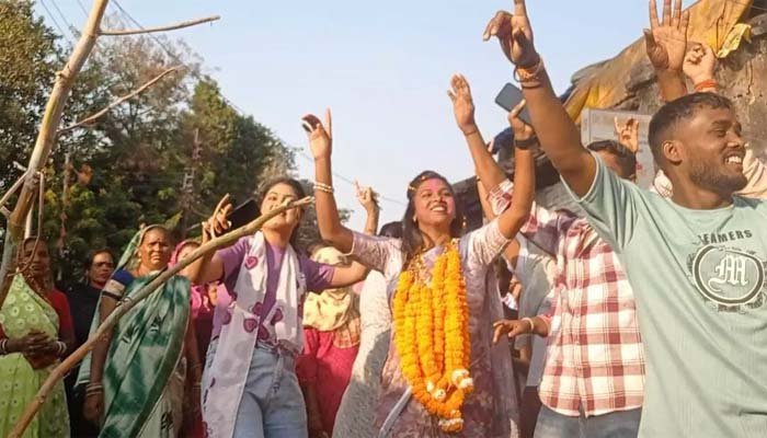 Strange case in Dhamtari: महिला प्रत्याशी ने हार के बाद भी धूमधाम से निकाली रैली, जनता का जताया आभार 1 Strange case in Dhamtari: महिला प्रत्याशी ने हार के बाद भी धूमधाम से निकाली रैली, जनता का जताया आभार