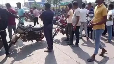 Tragic road accident: लाश के हुए कई टुकड़े, ट्रेलर ने कई मीटर तक घसीटा 2 कार हादसे में सांसद गंभीर; बेटे बहू भी घायल, महाकुंभ से लौटने के दौरान हुआ हादसा