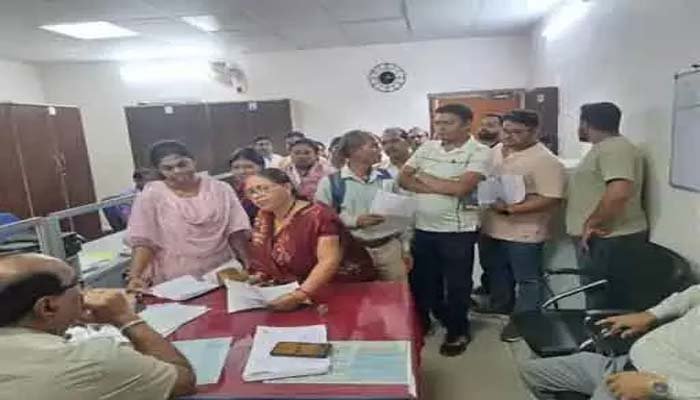 Municipal body elections: हजारों कर्मचारी नहीं करना चाहते चुनावी ड्यूटी, नाम कटवाने बना रहे तरह-तरह के बहाने 1 Municipal body elections: हजारों कर्मचारी नहीं करना चाहते चुनावी ड्यूटी, नाम कटवाने बना रहे तरह-तरह के बहाने