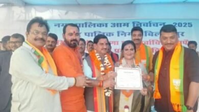 Congratulations to the Mayor: केंद्रीय राज्य मंत्री तोखन साहू ने नवनिर्वाचित मेयर पूजा विधानी को स्ट्रांग रूम पहुंचकर दी बधाई