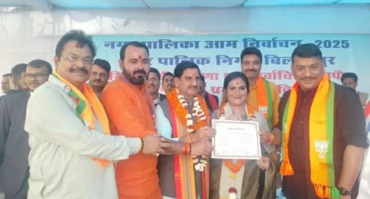 Congratulations to the Mayor: केंद्रीय राज्य मंत्री तोखन साहू ने नवनिर्वाचित मेयर पूजा विधानी को स्ट्रांग रूम पहुंचकर दी बधाई