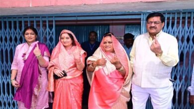 Panchayat elections: त्रिस्तरीय पंचायत चुनाव में सांसद और मंत्री ने डाला वोट, ग्रामीणों को मतदान के प्रति किया जागरूक