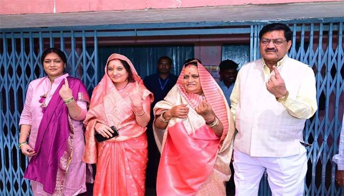 Panchayat elections: त्रिस्तरीय पंचायत चुनाव में सांसद और मंत्री ने डाला वोट, ग्रामीणों को मतदान के प्रति किया जागरूक 1 Panchayat elections: त्रिस्तरीय पंचायत चुनाव में सांसद और मंत्री ने डाला वोट, ग्रामीणों को मतदान के प्रति किया जागरूक